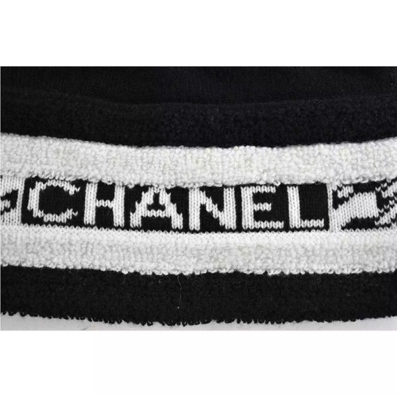 Chanel REV Black White Pom
Pom Cashmere CC Logo Knit Cloche Beanie Winter Hat - Picture 7 of 11